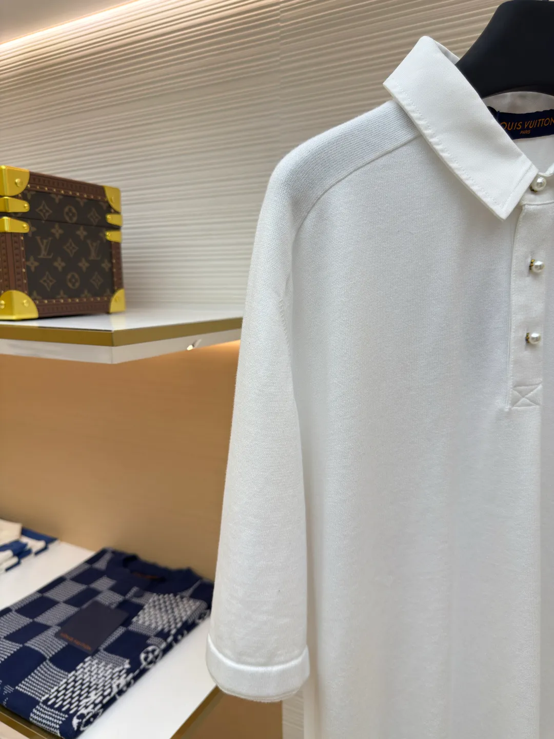 LOUIS VUITTON woolen polo POLO shirt ●Authentic product: Purchased and developed at 9650 ●Item number: 1680139-B05 ●Fabric: the finest fully combed cotton ●Technology: knitted embroidery ●Version: fitted version ●Weight: about 375g ●Size: XS-S-M-L ●Description: Made of Japanese Shima Seiki) high-end flat knitting machine to ensure seamless connection of collars, cuffs, hem ribs and other parts. The overall wiring is straight and delicate, the fabric is comfortable and soft, and the color is consistent without color difference. It can be matched with the same style to create a fashionable look and control various occasions. Customized accessories, complete with three standards, same style for men and women!